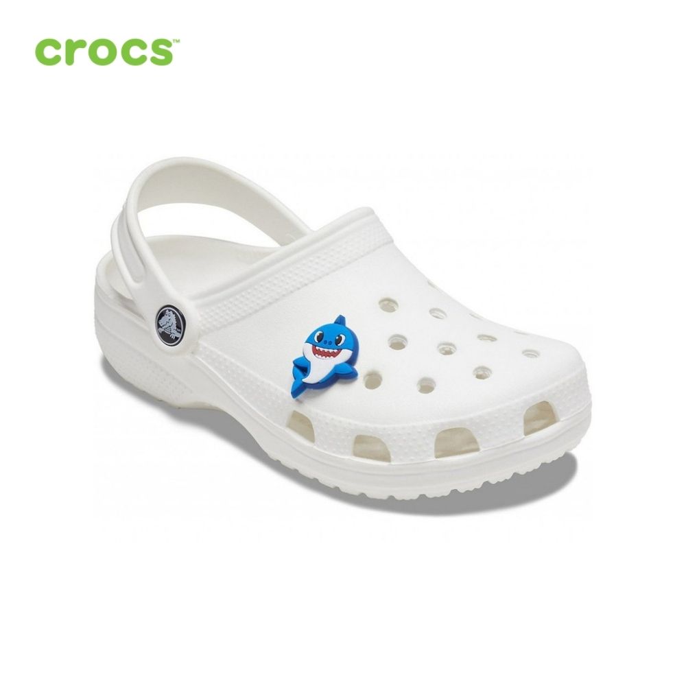 Huy hiệu (Jibbitz) Crocs Daddy Shark 10007935 - 1 cái