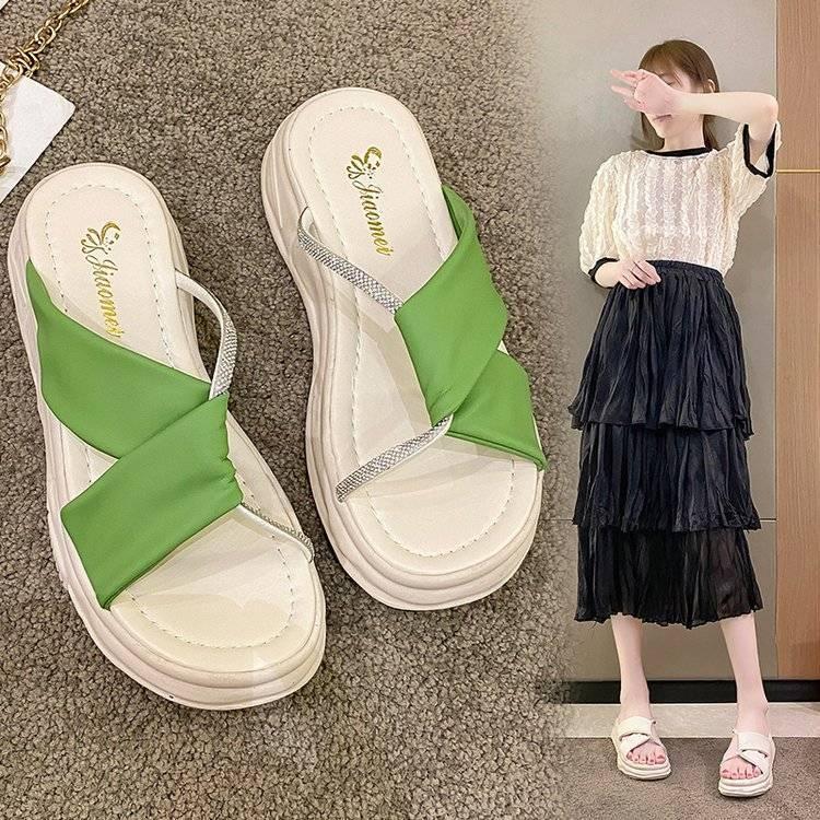 Pearl slippers for women in the summer of 2022, the new style is fashionable to wear thick-soled spongy pastry-soled sandals