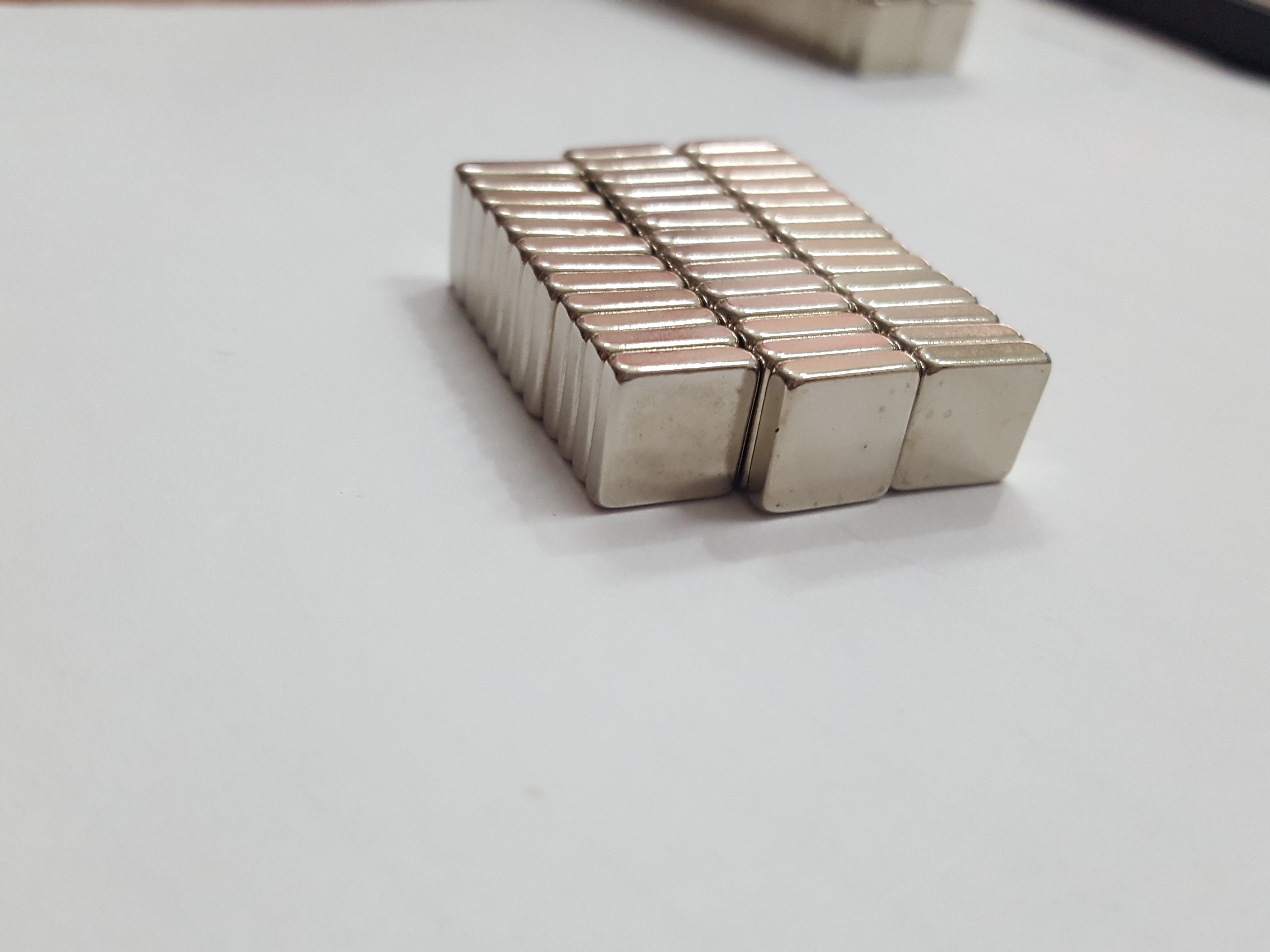 Nam châm viên trắng đất hiếm 10x10x2mm- 50 viên