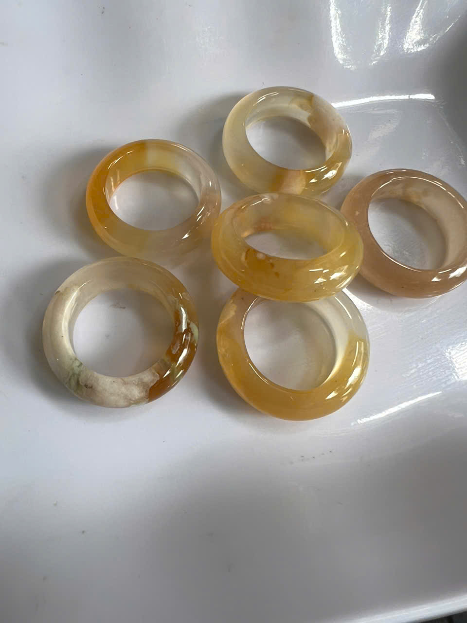 Nhẫn Nữ mới Đá Mã Não Bông Vàng Trắng Đậm Nhạt Bóng Đẹp Ni 17mm Cao 7mm Dầy 4mm Chị em Nữ mệnh Kim mệnh Thủy mệnh Thổ đeo lên tay xinh xắn may mắn ạ