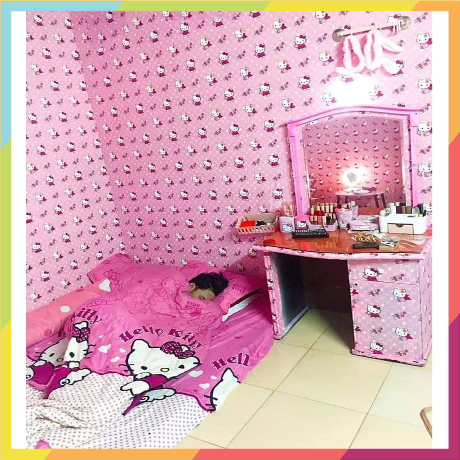 Decal dán tường có sẵn keo in hình hellkitty hồng, kích thước 0.45m x 10m / cuộn