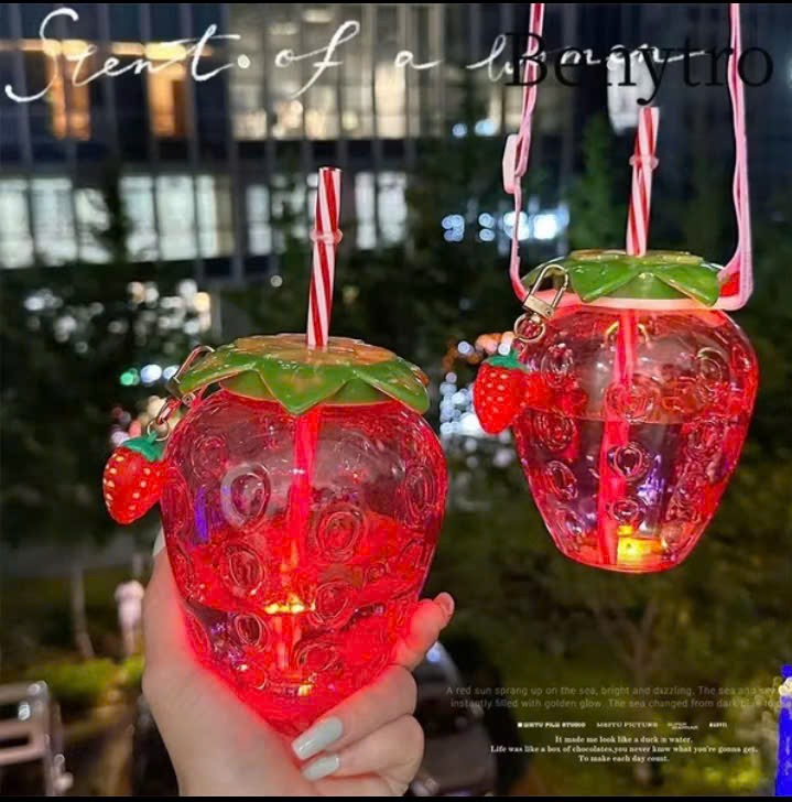 Bình nước hình trái dâu tặng kèm móc khóa trái dâu siêu dễ thương