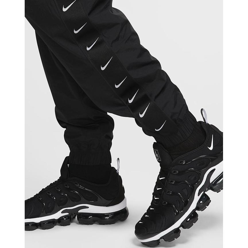 QUẦN JOGGER TAPED SWOOSH POPOVER - ĐEN