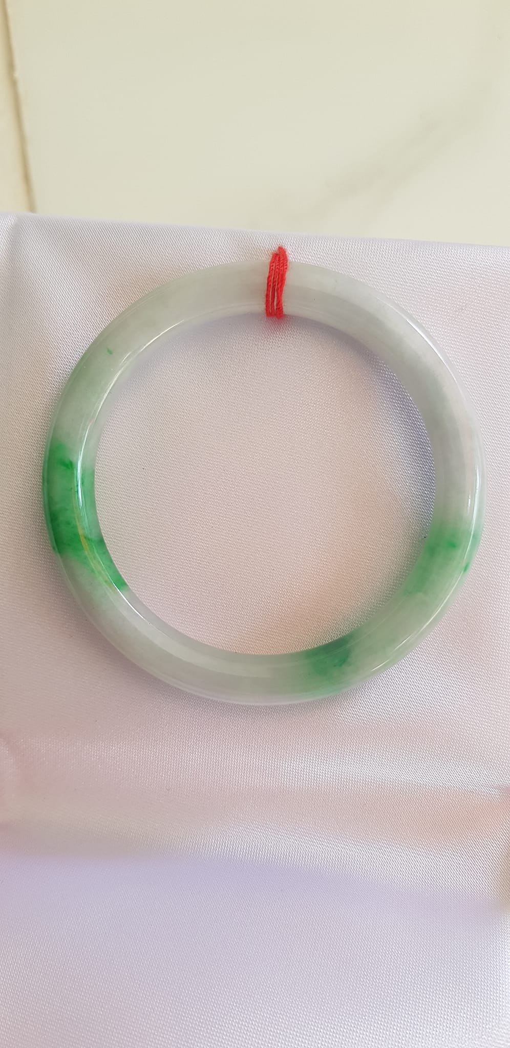 Vòng Cẩm Thạch tự nhiên đẹp Tr Lý Sao 47mm x chột 6,5mm Vòng màu trắng sữa điểm xanh lý đậm bóng mượt đẹp xinh sang tay lắm Nữ tay nhỏ 30kg - 47kg đeo đẹp ạ
