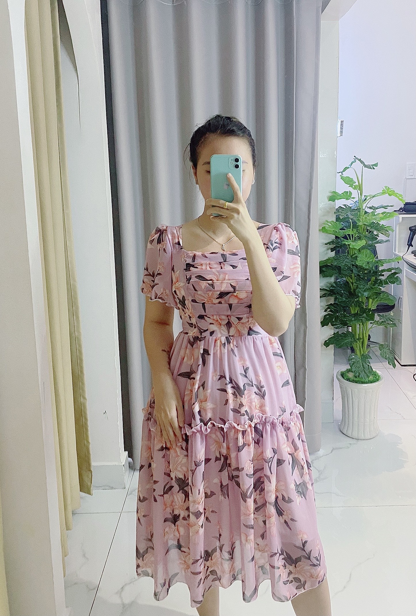 Váy voan hoa bi xếp ly ngực ,chất voan nhẹ mát tay cánh tiên lưng chun ở sau có độ co giản dễ mặt V013