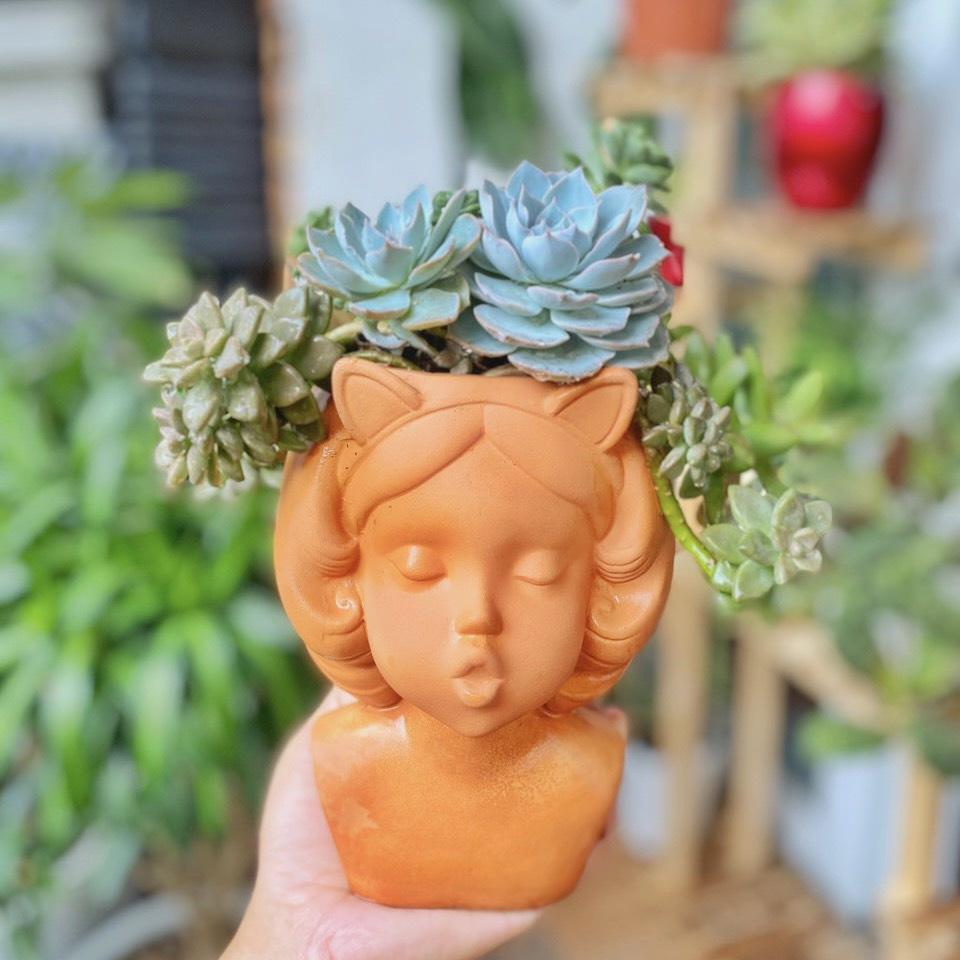 Chậu đất nung bé gái trang trí tiểu cảnh, trồng sen đá siêu xinh - 14*14*19cm