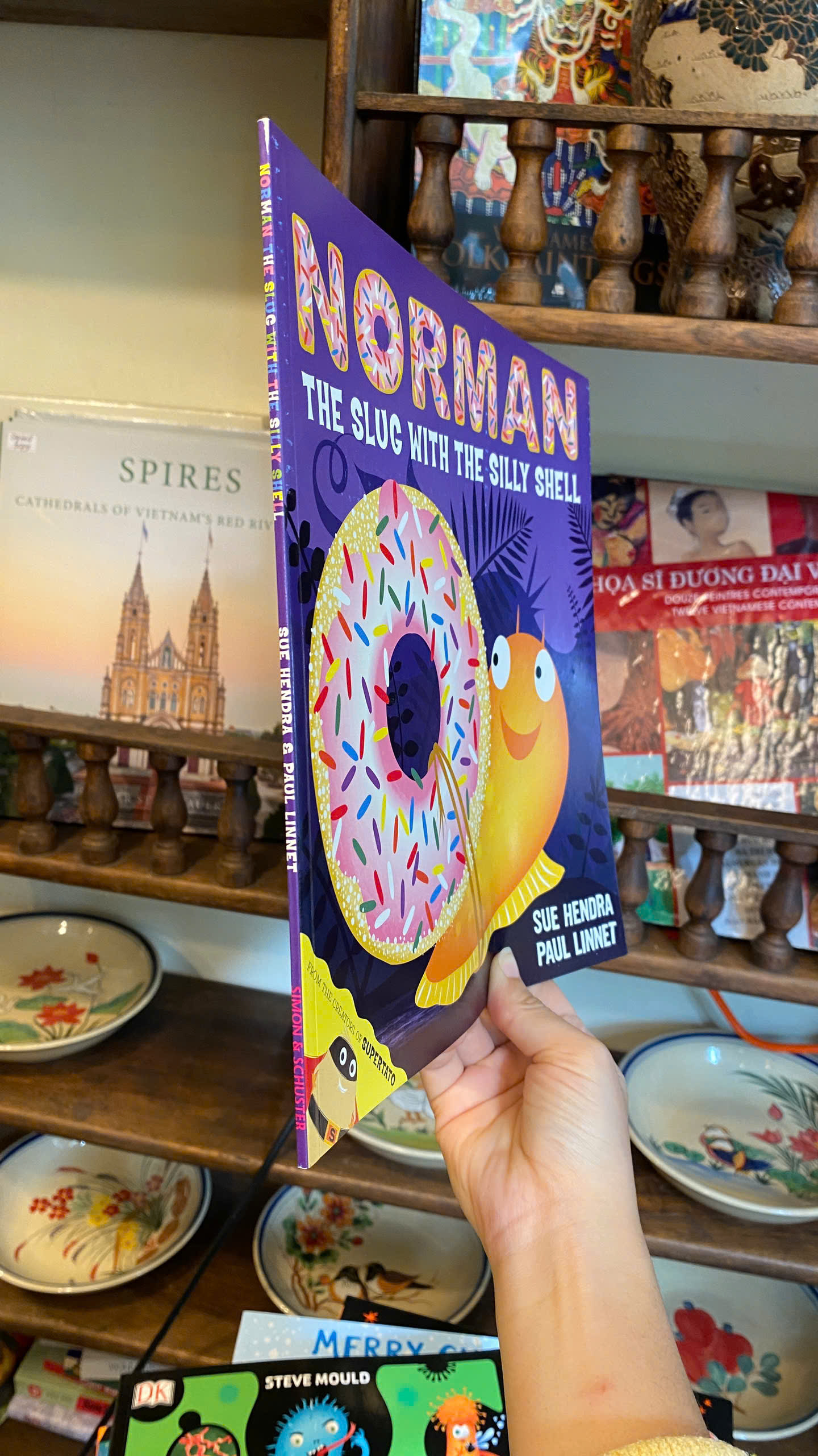 Sách - Norman : The Slug with The Silly Shell by Sue Hendra