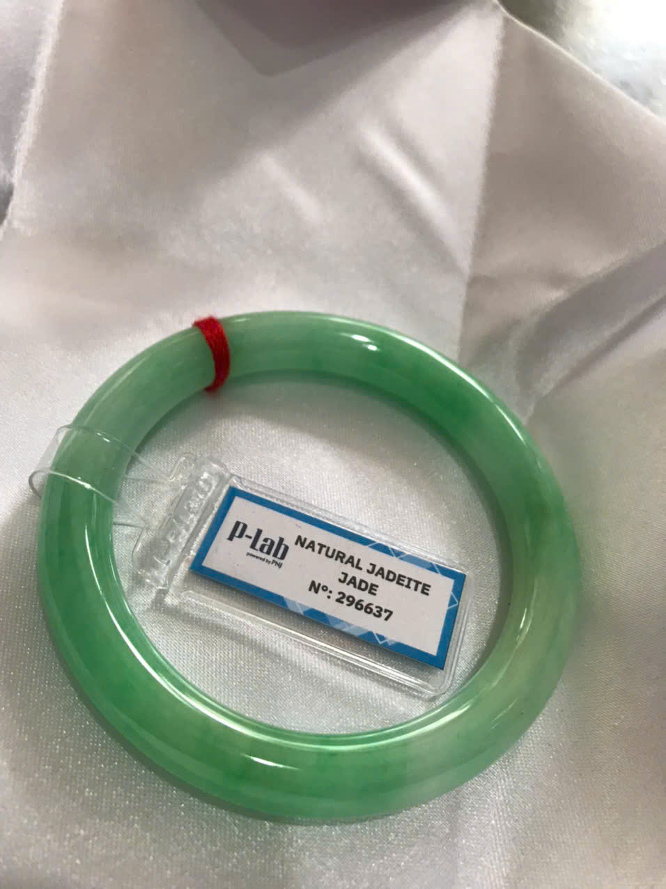 Chiếc Vòng Tay Đá Ngọc Cẩm Thạch Tự Nhiên Vip Lý Đẹp Ni 53mm x chột 8,2mm kiểm định kèm giấy chứng nhận P Lab Ni 296637 Màu Xanh Lý Tươi trắng xanh nhẹ bóng mượt sịn sang nữ 52kg - 60kg đeo ạ