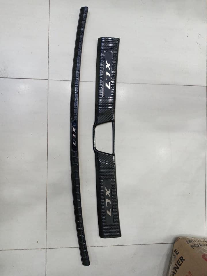Nẹp chống trày cốp, ốp bậc cốp theo xe dành cho SUZUKI XL7 2020 mẫu titan, cacbon chất liệu không gỉ, bảo vệ cốp xe ô tô