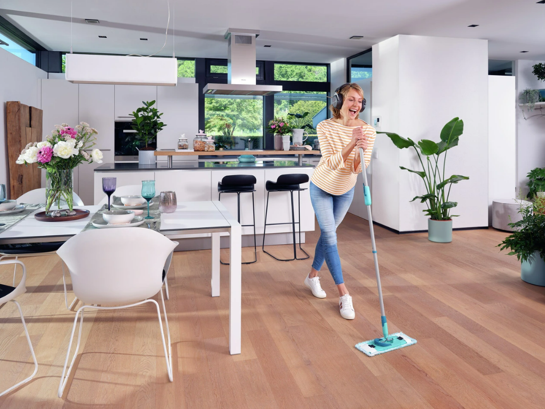 Cây Lau Nhà Leifheit 52120 Twist Medium Ergo, Chổi Lau Nhà Đa Năng, Lau Sạch Mọi Góc Cạnh, Cán Cây Lau Nhà Cầm Chắc Tay, Vắt Dễ Dàng, Khớp Nối Xoay 360 Độ, Bền Đẹp, Nhập Đức