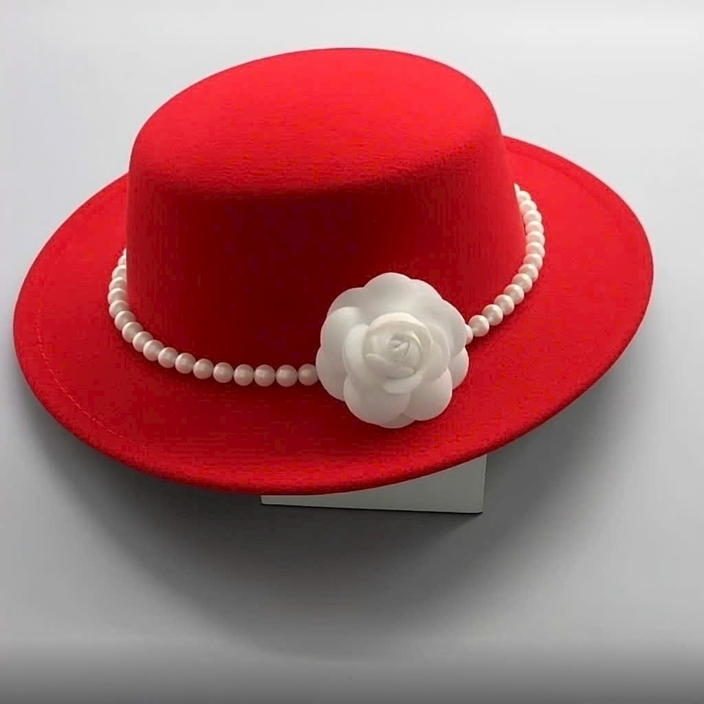 Nón Mũ nỉ phớt cao bồi fedora vành bằng thanh lịch, phối hoa và đai ngọc trai nhân tạo sang trọng. Kiểu dáng trẻ trung – hiện đại giúp tôn gương mặt, mang lại vẻ thời thượng, dịu dàng và đầy khí chất cho người đội. #MuNipHot #Non dona25110901