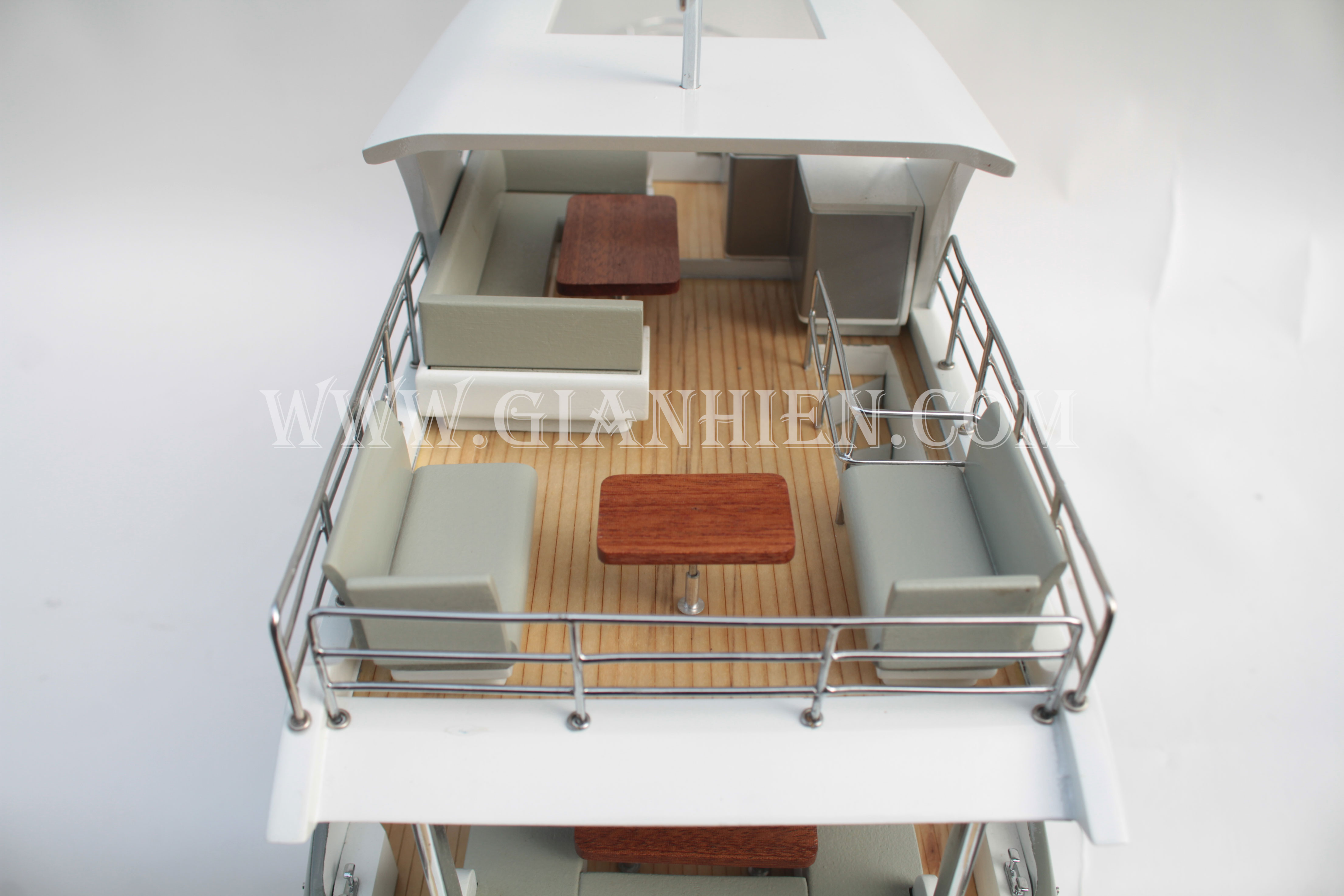 Thuyền gỗ trang trí AZIMUT 68S