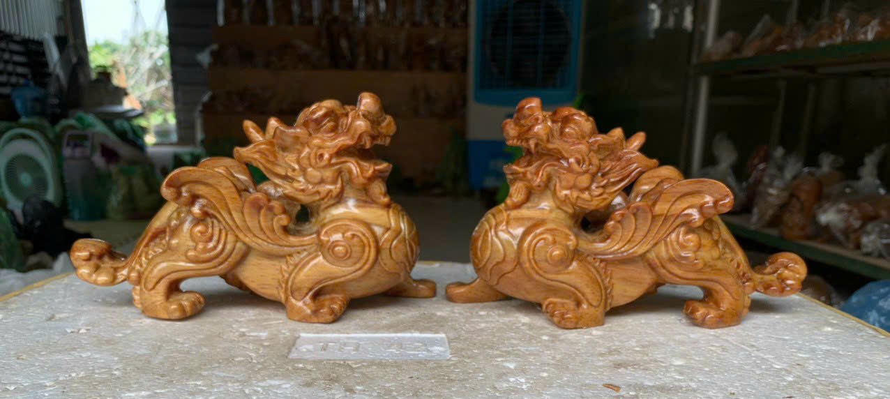 Cặp tỳ hưu phong thủy cầu tài lộc gỗ huyết long 20x12x9cm
