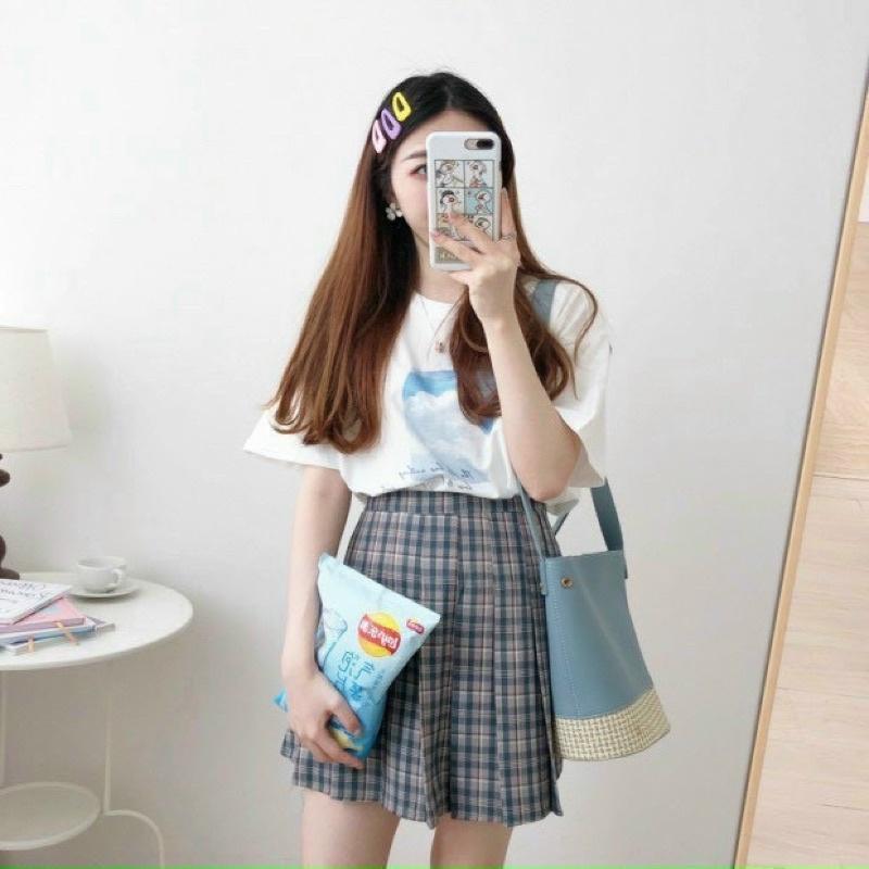 Set áo thun trắng kèm chân váy caro