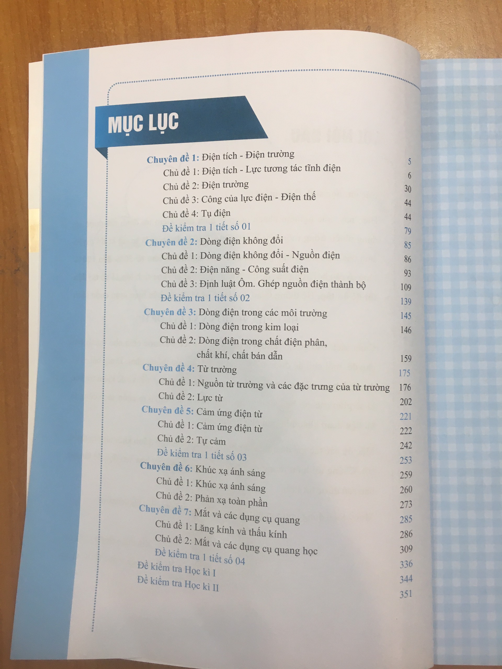 Sách Bứt phá 9+ môn Vật lí lớp 11