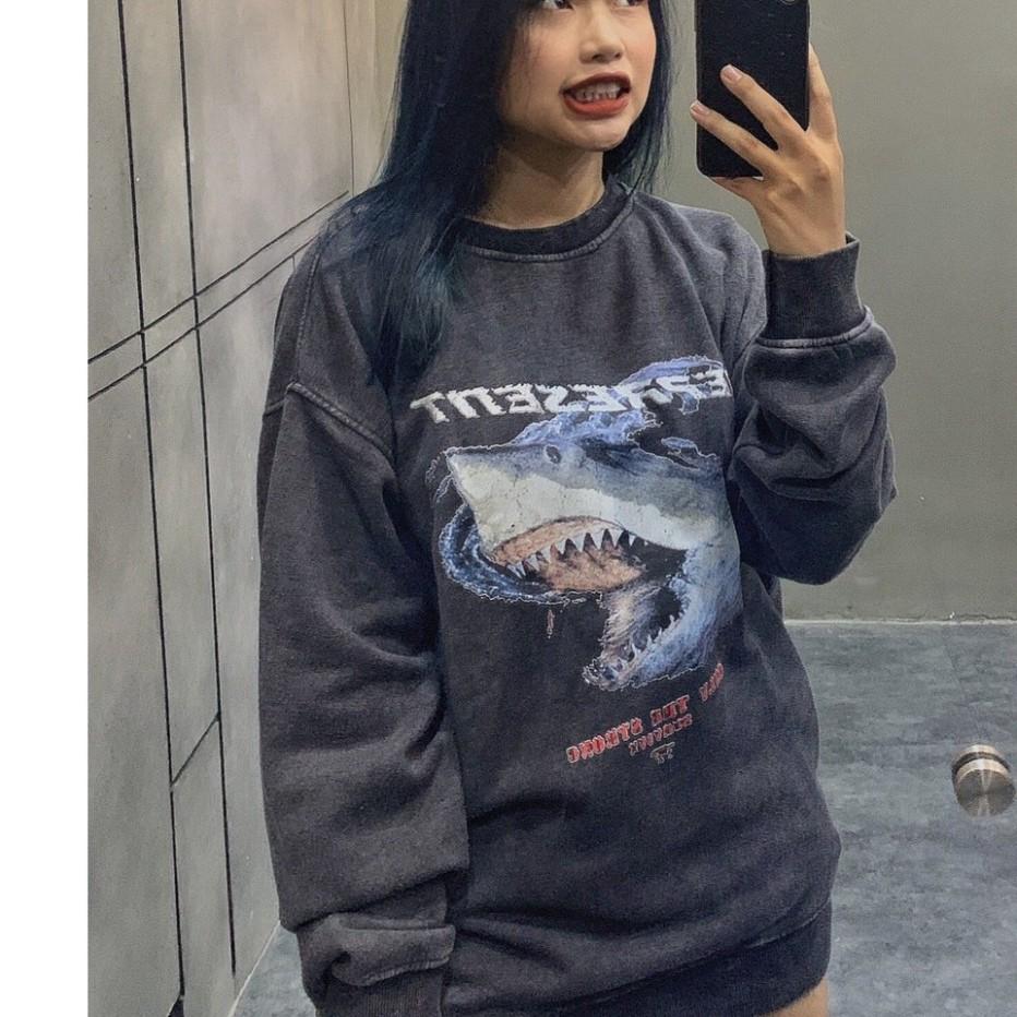 Áo sweater tay dài wash họa tiết cá mập