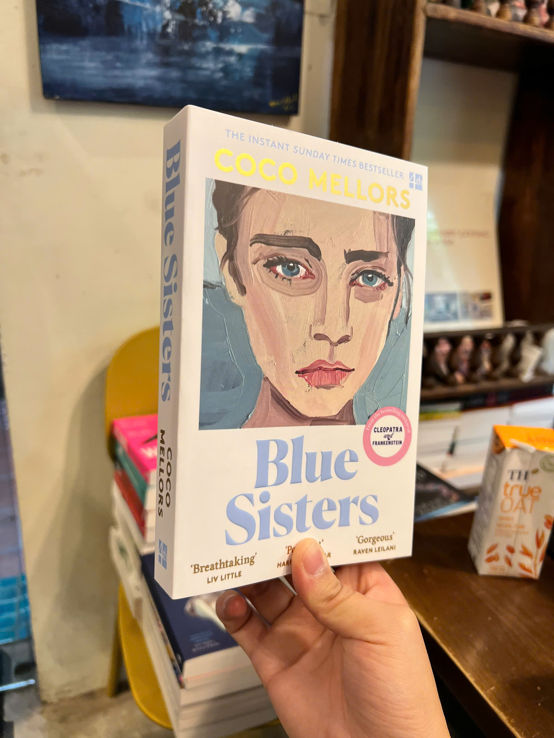 Sách - Blue Sisters by Coco Mellors | Literary Fiction / BookTok / Ngoại văn Nhập khẩu UK / Văn học