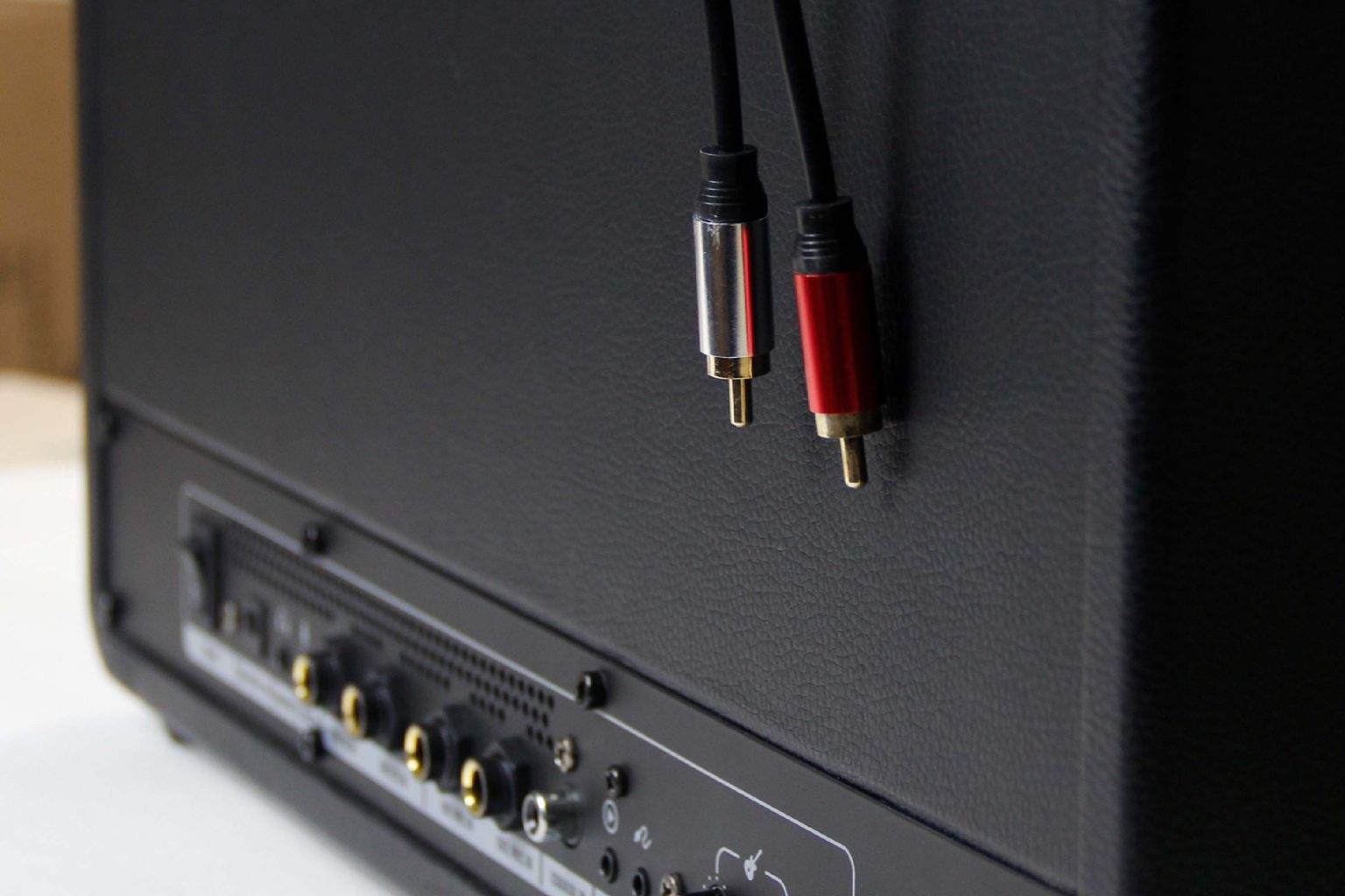 Dây cáp âm thanh Kiwi từ điện thoại lphone sang bông sen dài 1.5m - Cable Lightnig to RCA - Hàng chính hãng