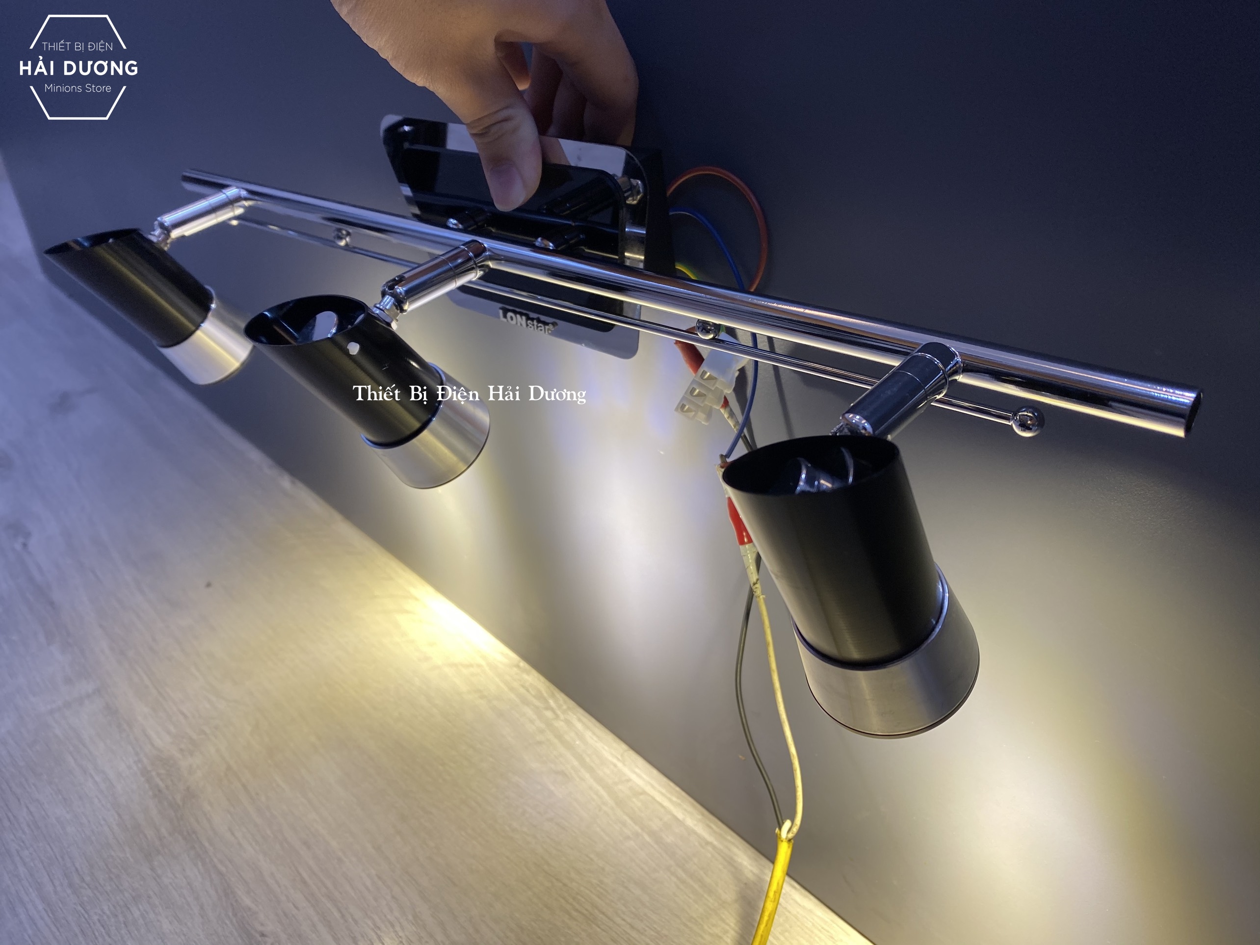 Đèn soi tranh - Đèn rọi gương Led model 8149/3 15w Ánh Sáng vàng - Điều chỉnh được góc chiếu