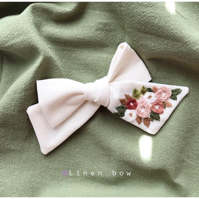 Nơ linen trắng thêu hoa hồng