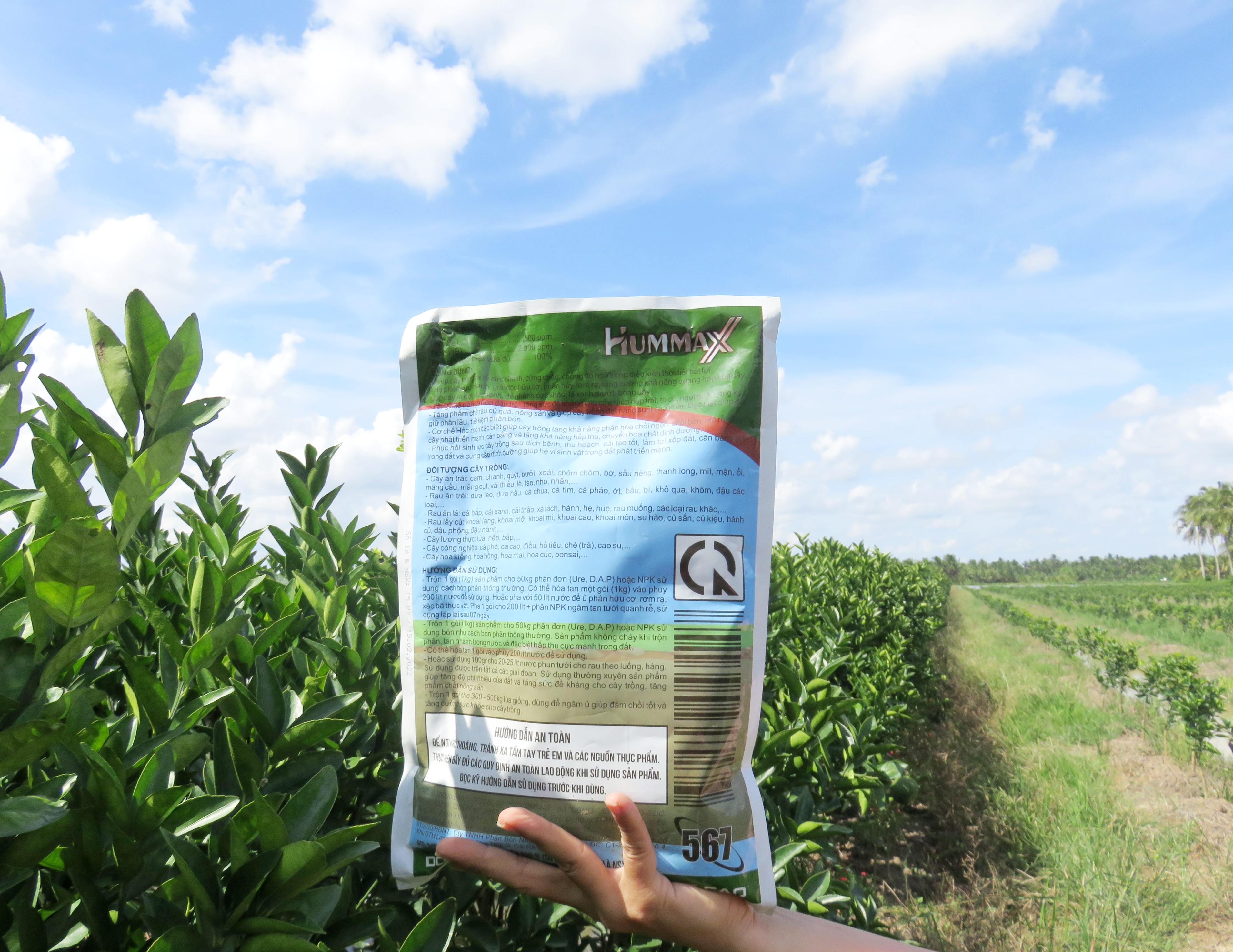 PHÂN BÓN HUMIC GIÚP CÂY KHỎE, XANH LÁ, PHÁT TRIỂN, TƠI XỐP ĐẤT - DẠNG VẢY TAN CAO CẤP