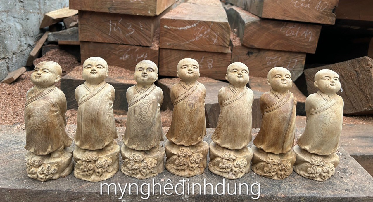 Tượng tùy duyên chú tiểu may mắn bằng gỗ ngọc am thơm nức kt cao 20cm