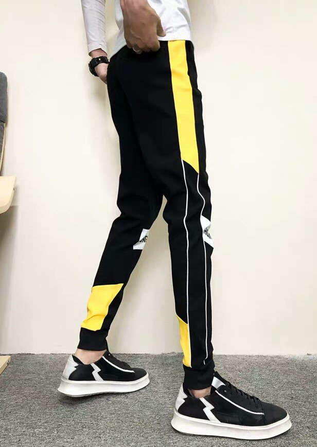 Quần Jogger nam nửa đường viền vàng bên hông , đầu gối có chữ in đơn giản đầy năng động