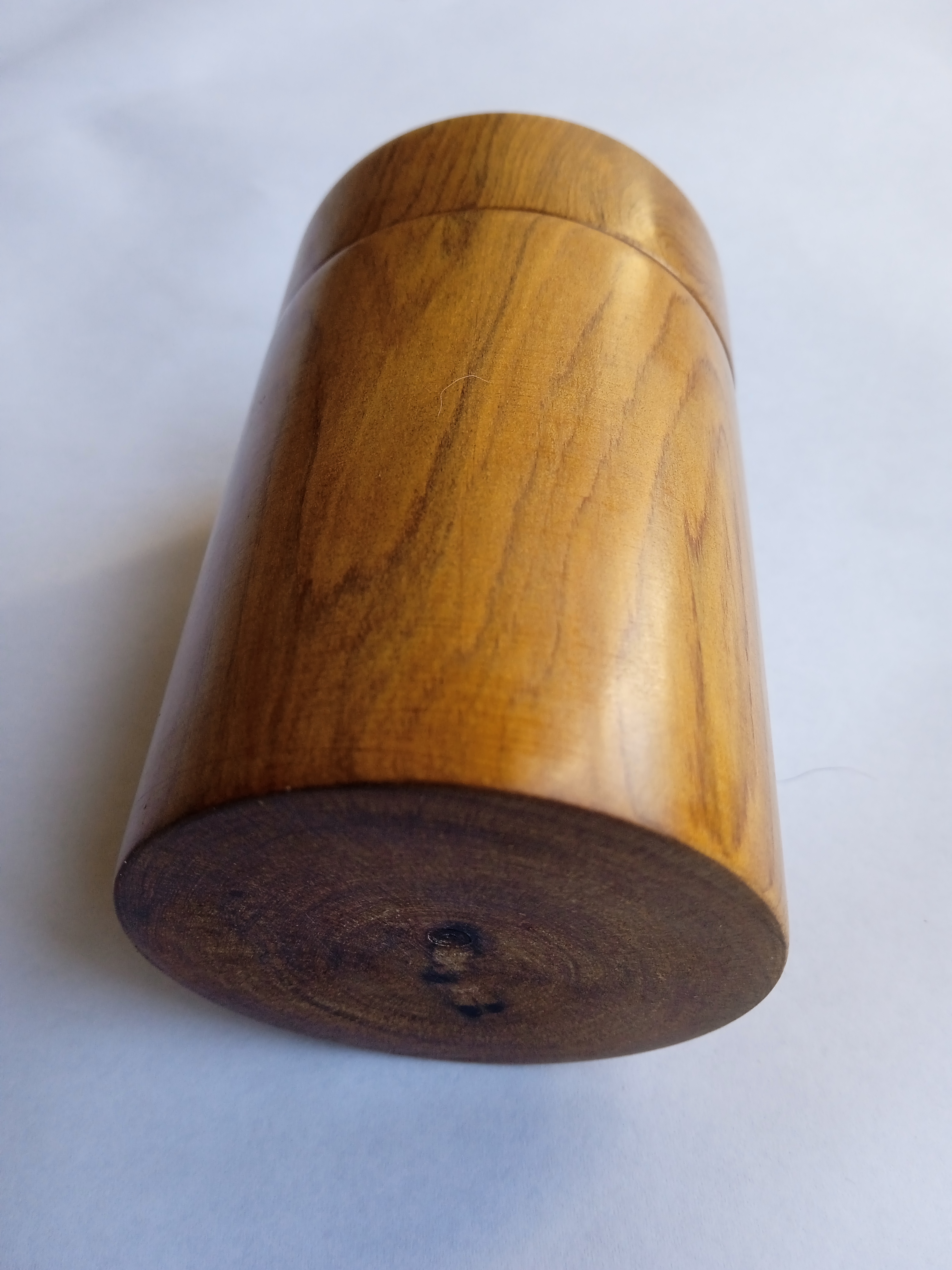 Lọ tăm NH HOME hình trụ gỗ bách xanh.