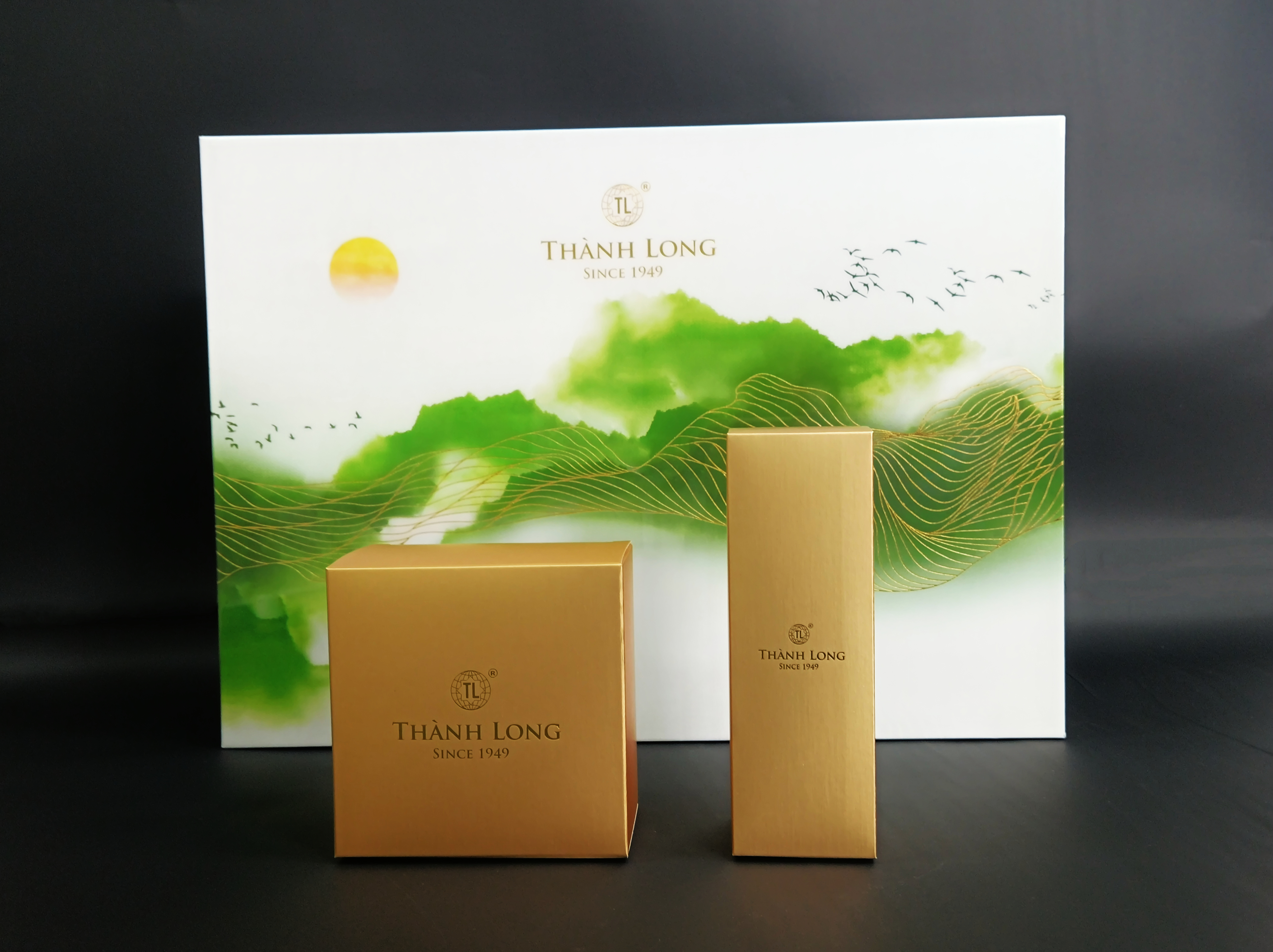 Bộ hộp Bánh trung thu Kim Cương 4 bánh 2 trứng 270g  -Thành Long - 1080g - tặng 1 hộp trà - VIỆT NAM