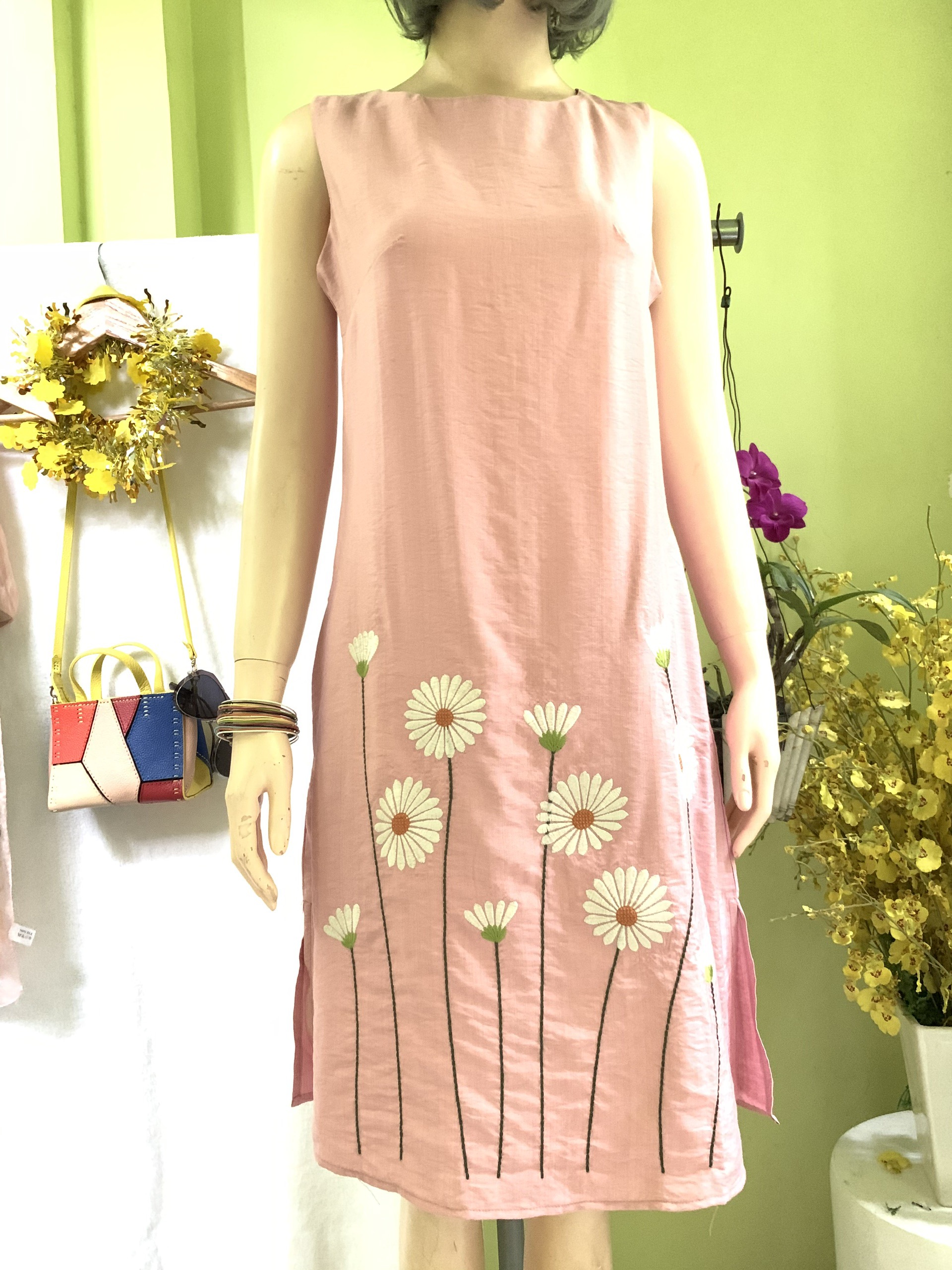 Đầm suông chất đũi thêu hoa cúc xinh xắn
