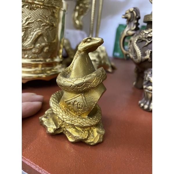 Tượng rắn quấn thỏi vàng bằng đồng thau phong thủy.