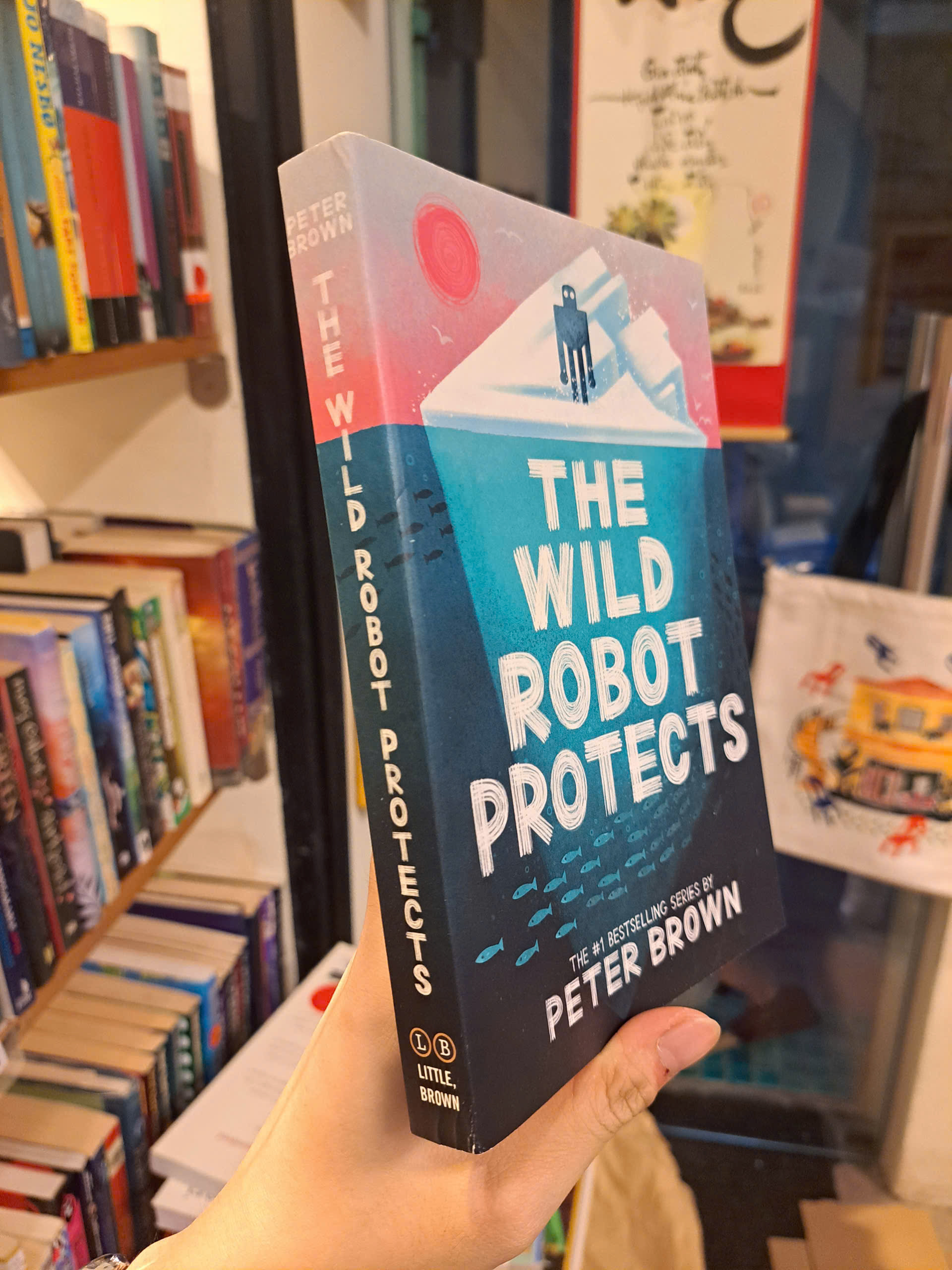 Sách - The Wild Robot Protects by Peter Brown | Children's Novel / Tiểu thuyết thiếu nhi tiếng Anh