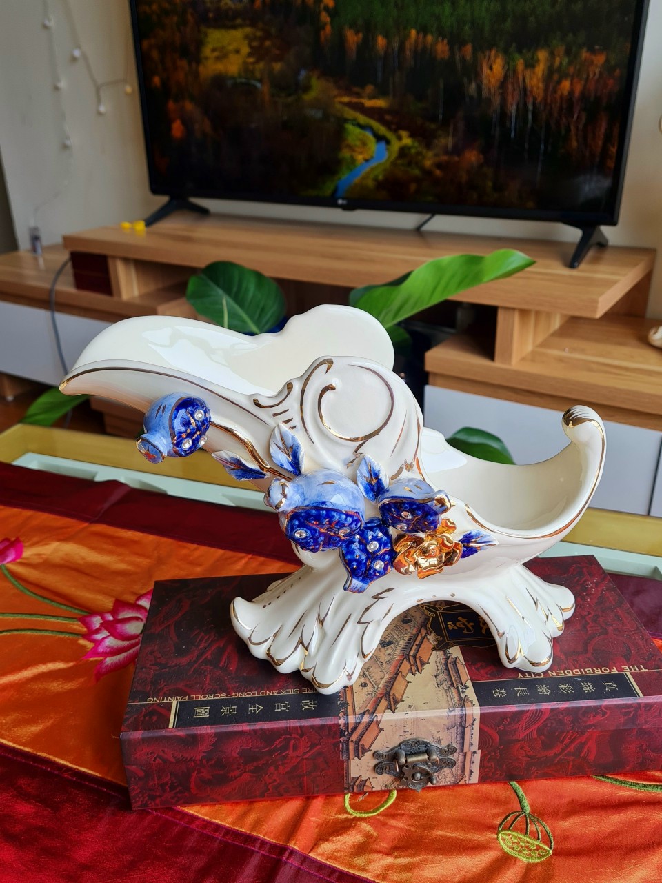 Kệ để chai vang gốm trắng cao cấp họa tiết cành lựu vẽ vàng 24k Decor trang trí nhà đẹp
