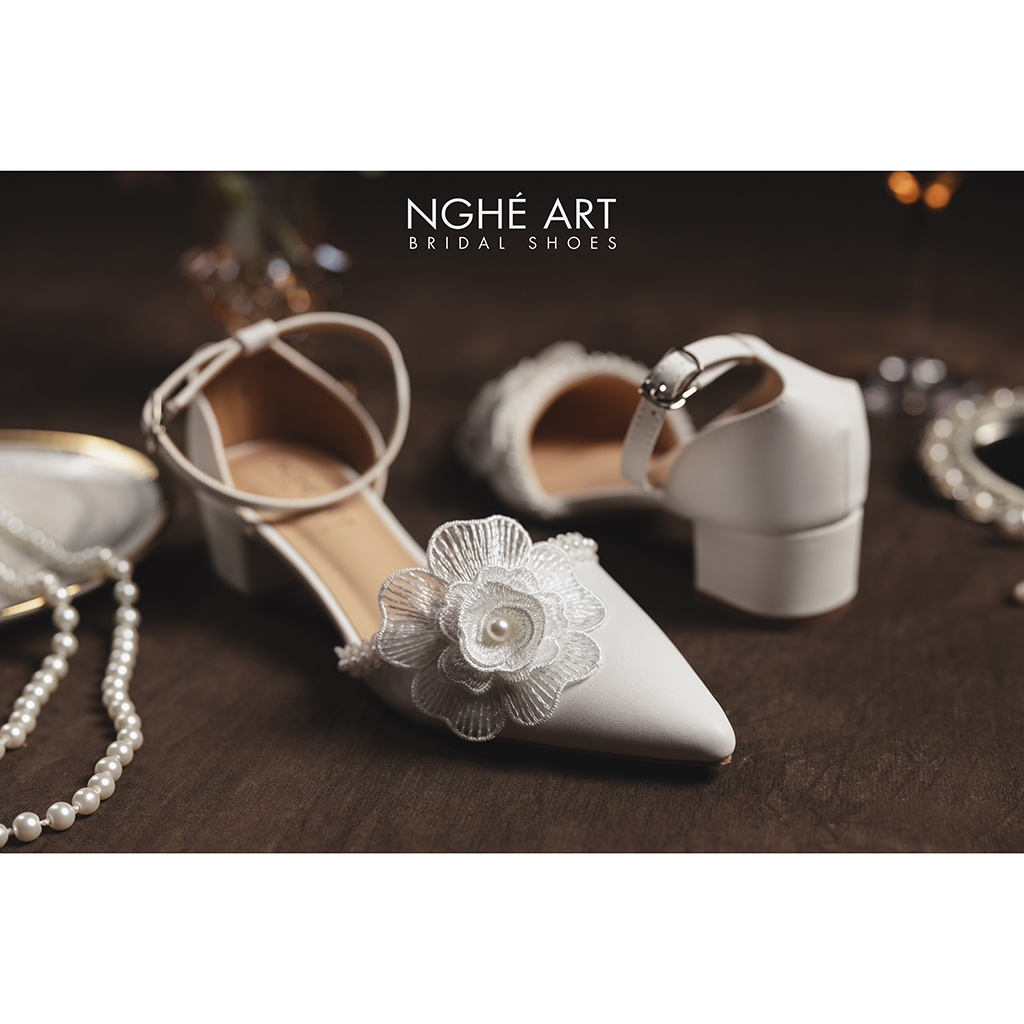 Giày cô dâu Nghé Art viền ngọc trai đính hoa 443