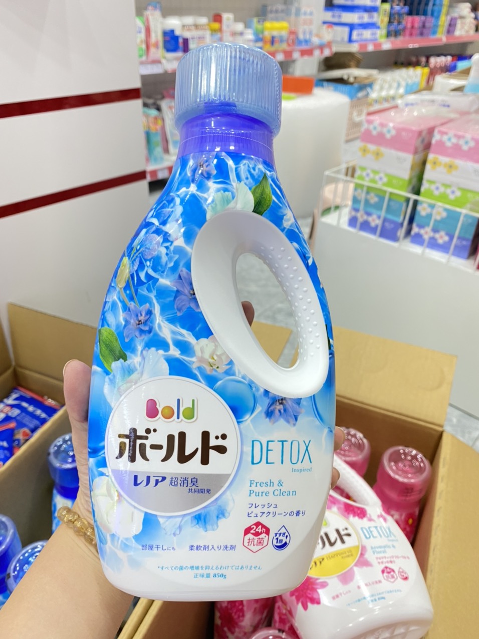 Nước giặt bold 850g Nhật Bản - màu xanh hồng