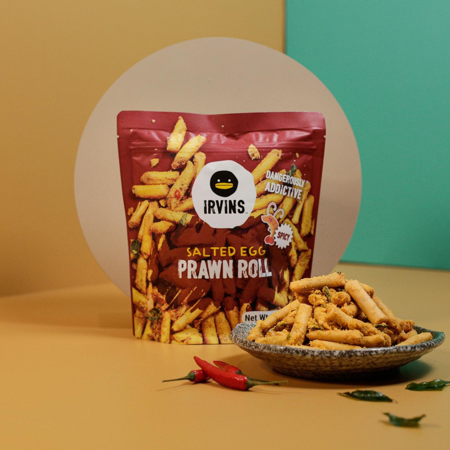 Bánh snack tôm cuộn trứng muối 180g IRVINS - Salted Egg Prawn Roll