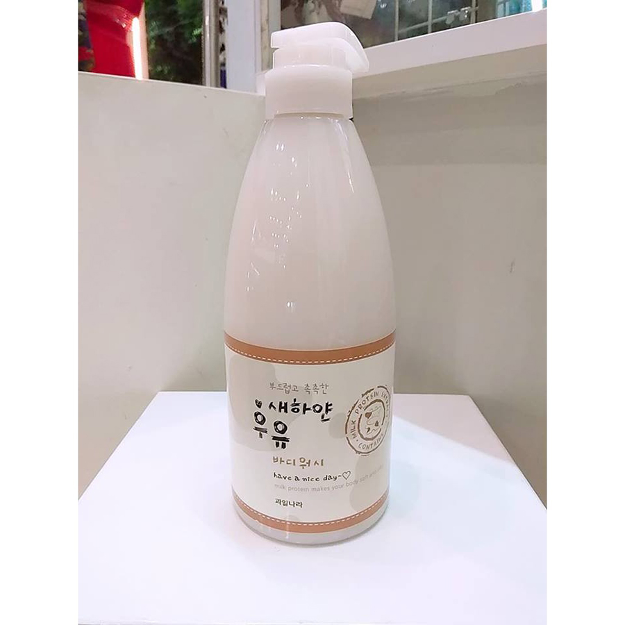 Sữa tắm trắng Welcos White Milk Body Wash 740g + Móc khóa