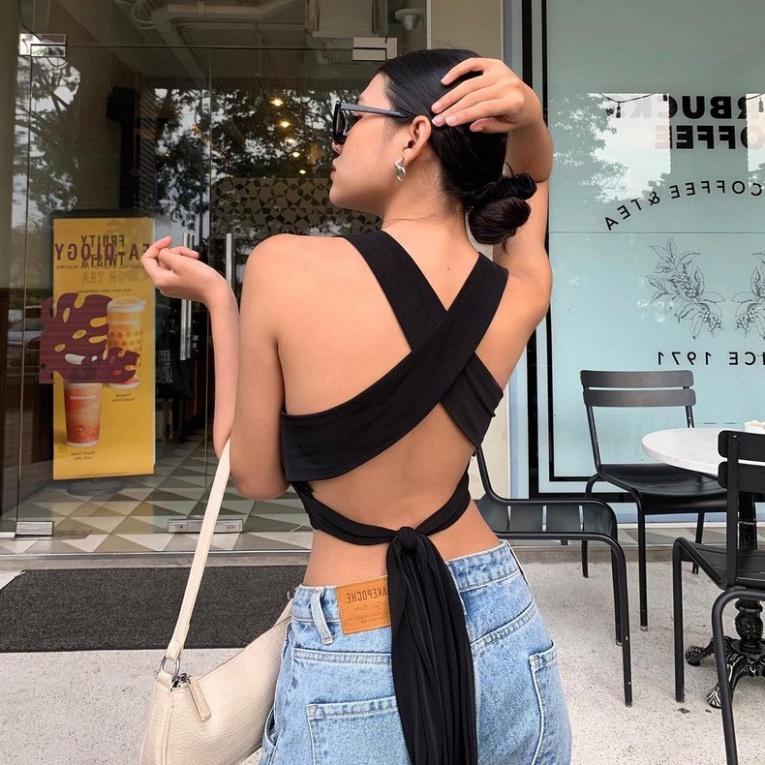 QUẢNG CHÂU Áo croptop chéo lưng, thắt nơ, cổ tròn, sát nách mang lại vẻ ngoài trẻ trung, năng động, cá tín