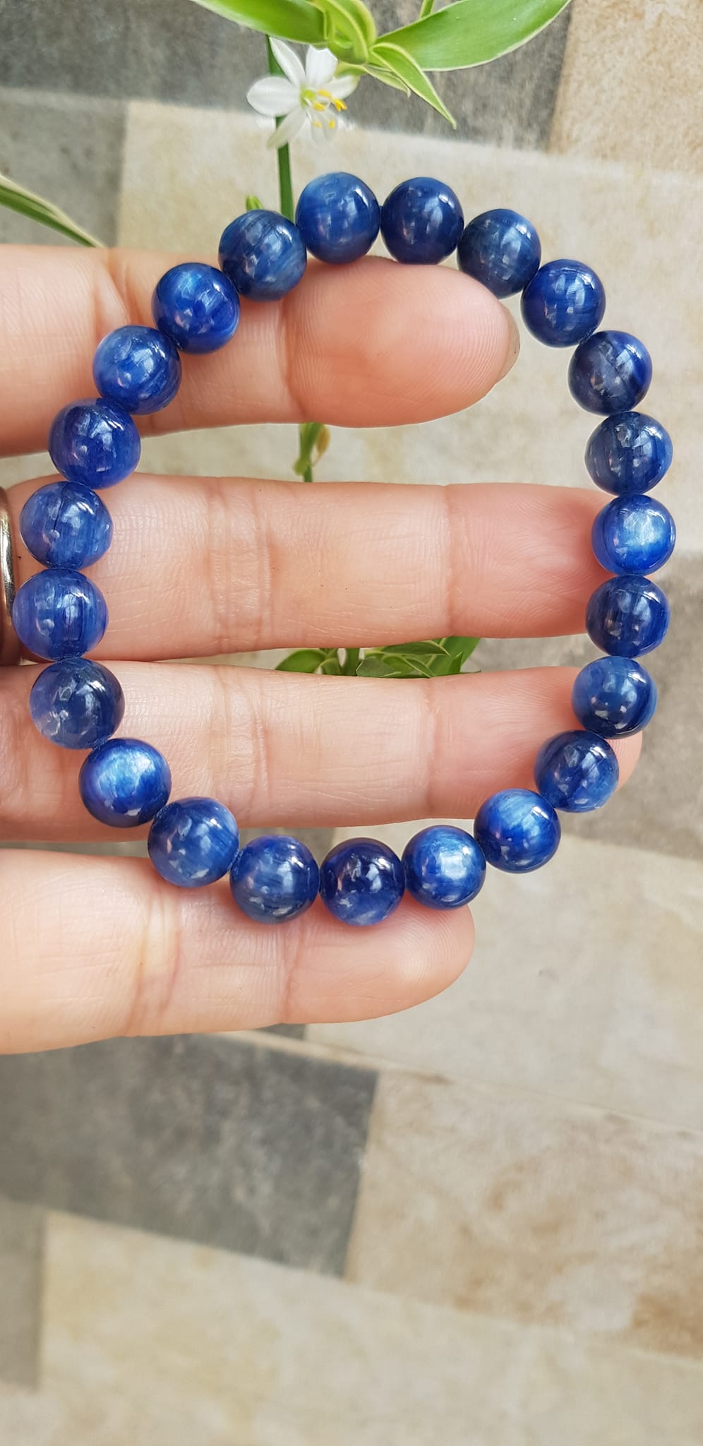 Vòng tay nữ đá kyanite tự nhiên hay đá Sapphire nước xanh dương Đậm bóng đẹp 8mm đẹp sang tốt sức khỏe , mang lại may mắn, tài lộc nữ mệnh Thủy mệnh Mộc đeo ạ