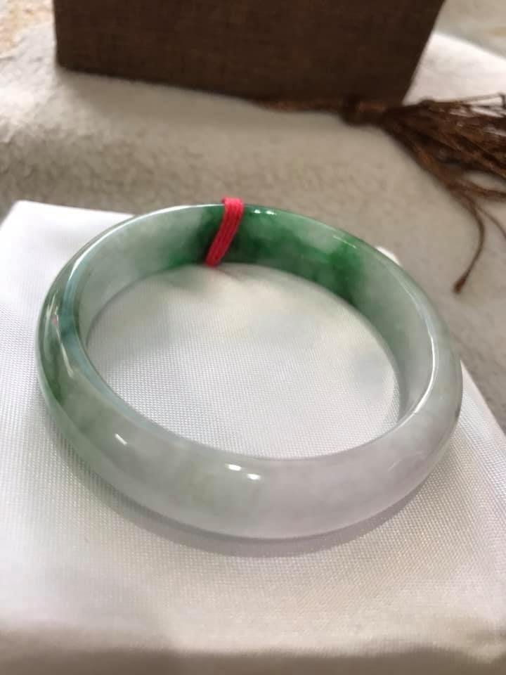 VÒNG ĐÁ CẨM THẠCH TỰ NHIÊN BẢN HẸ T LÝ SAO 48 SIZE VÒNG 48MM MÀU TRẮNG TRONG ÁNH XANH LÝ ĐẬM NỮ TAY NHỎ ĐEO
