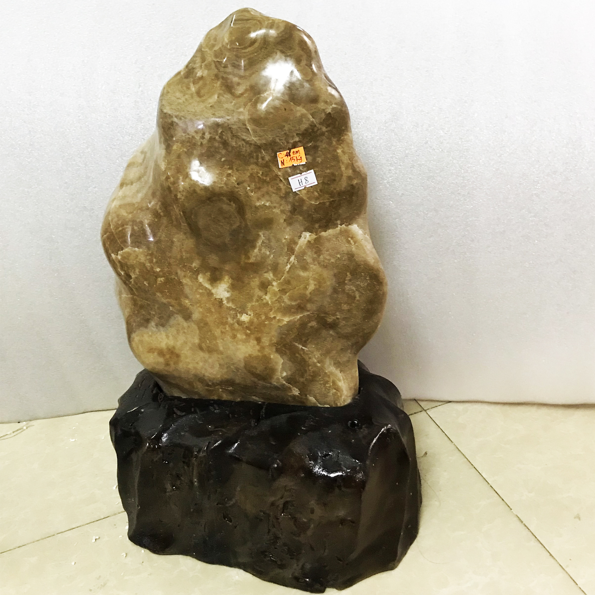 Cây đá trấn trạch tự nhiên màu vàng vân như gỗ cao 52 cm, nặng 15 cho người mệnh Kim và Thổ