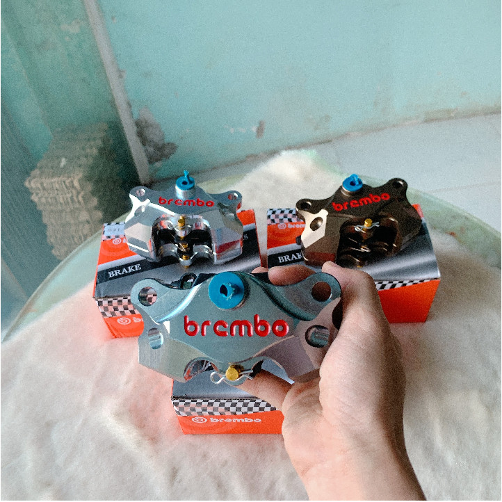 Heo dầu TRƯỚC Brcmbo 2 piston đối xứng, có Pát cho tất cả các dòng xe thông dụng đi thắng đĩa zin của xe.