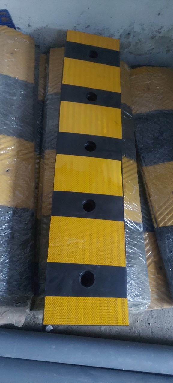 Cục cao su chống va đập 10x20x100cm dùng cho khu vực lên xuống hàng hóa
