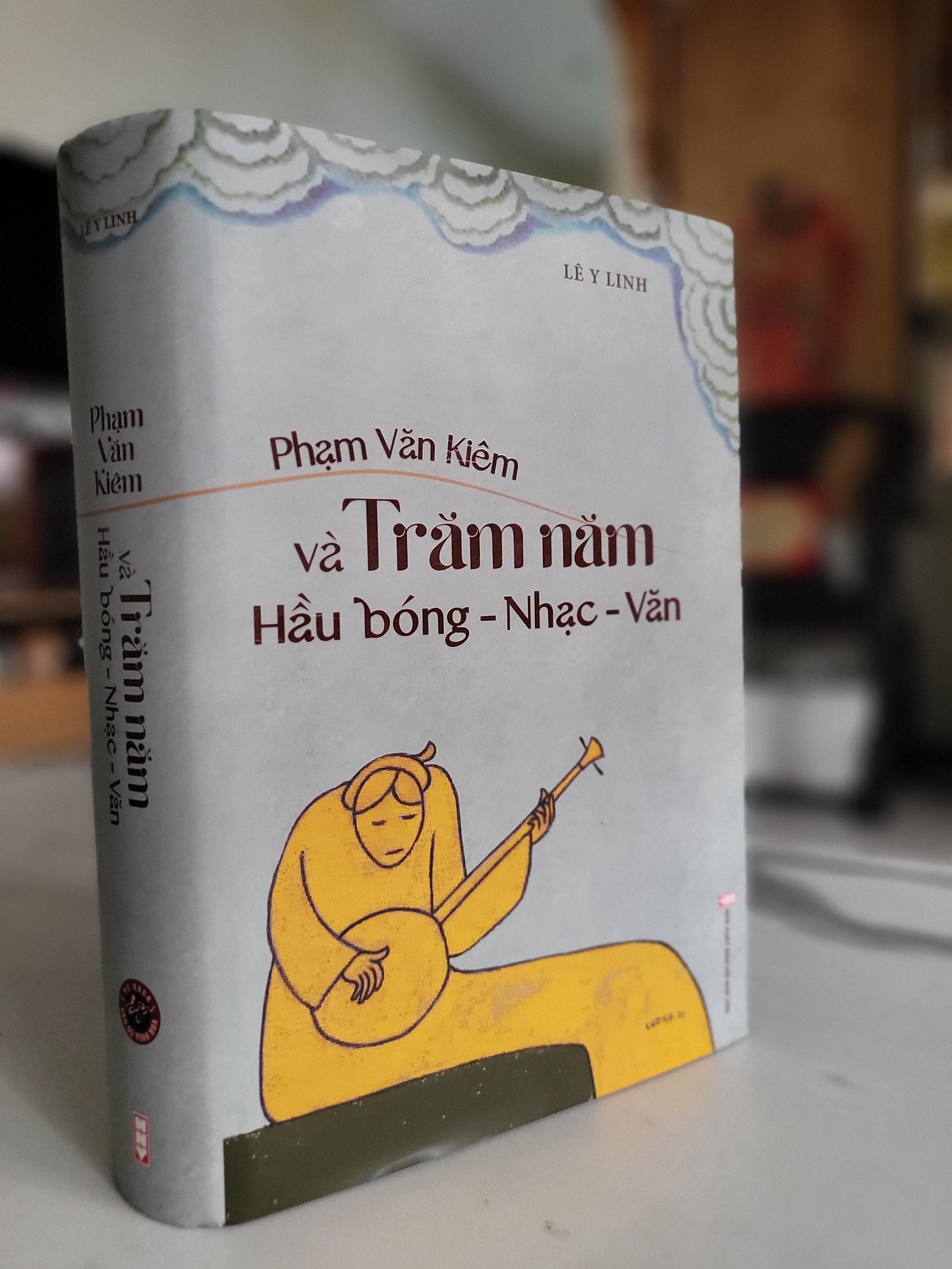 [Bìa cứng, bìa áo] PHẠM VĂN KHIÊM VÀ TRĂM NĂM HẦU BÓNG - NHẠC - VĂN - Lê Y Linh - Tri Thức Trẻ - Nhà xuất bản Hội Nhà Văn.