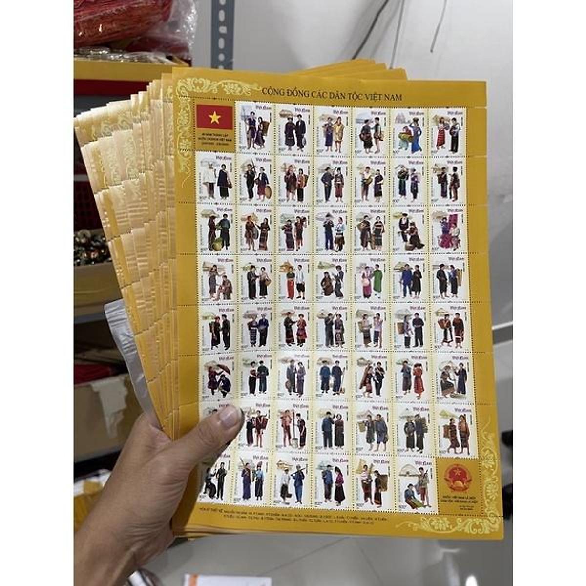 Bộ tem 54 dân tộc việt nam. Gồm 54 con tem dính liền