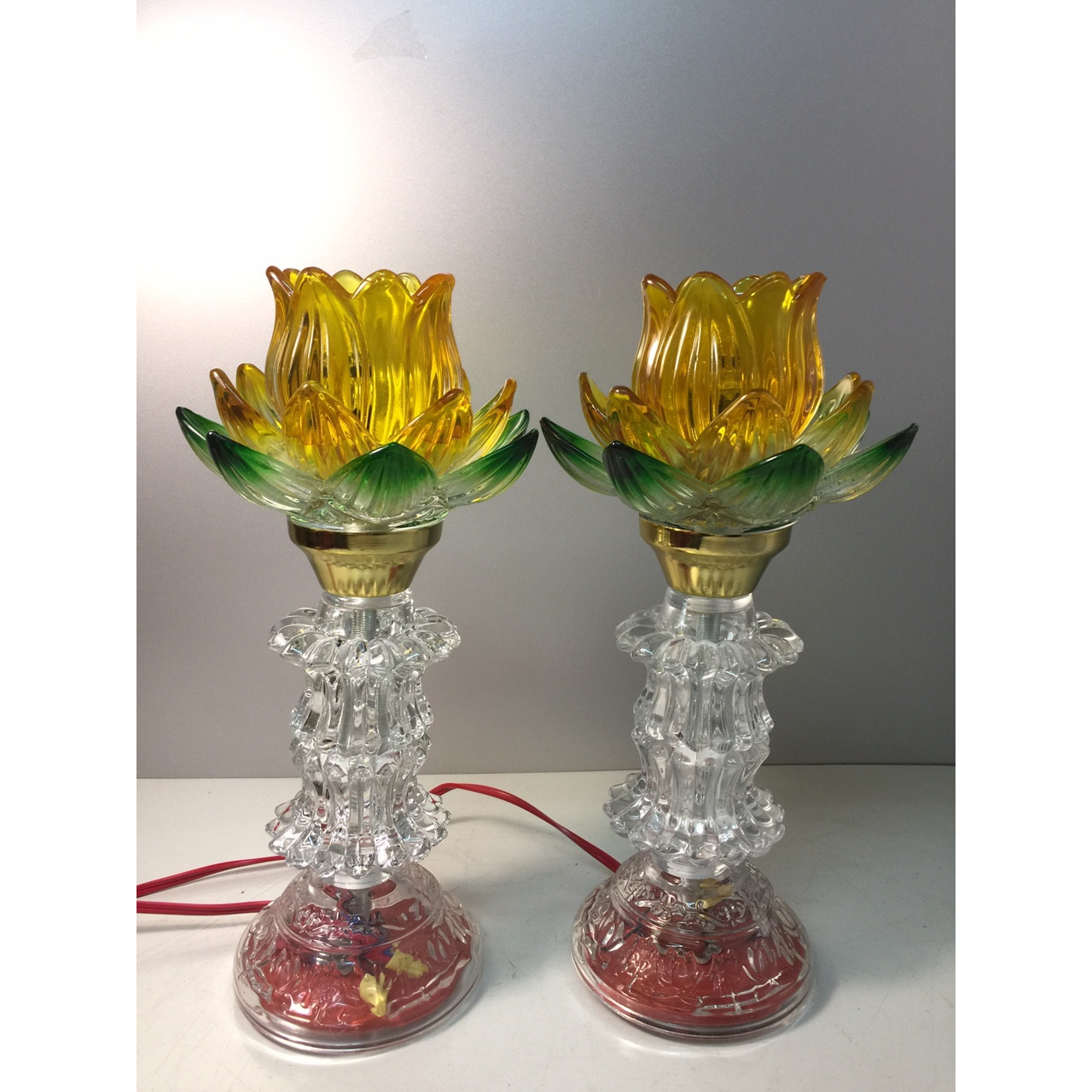 Đèn thờ hoa sen có lá xanh , bóng và thân đèn có đèn led , tiết kiệm điện, cao 28 cm