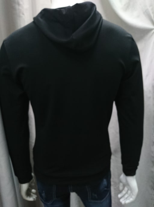 Áo Hoodie với thiết kế dòng chữ bên hông tay áo đầy cá tính