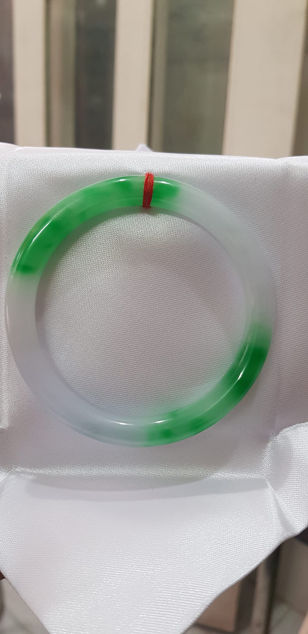Vòng tay Nữ Đá Cẩm Thạch mới TR Lý 57 mm x cọng 7,5mm Màu Xanh lý tươi trắng 2 bên đều vòng đẹp Nữ 55kg - 64kg đeo đẹp món quà tặng chính mình và người thân đeo đẹp ạ