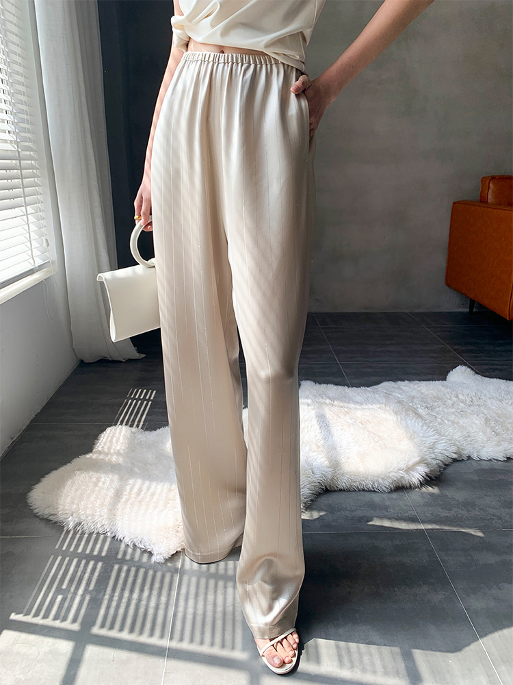 Quần satin chạy chỉ ánh vàng sang trọng