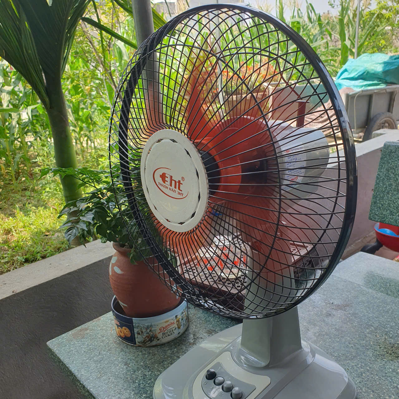 Quạt Kẹp Bình 12V, Có 3 Tốc Độ Gió Khác Nhau, Loại CN B3, Cánh 30cm gió mạnh.